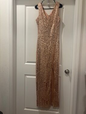 Red Clover Sequin Beaded V-Neck Evening Gown - Rose Gold Size Large